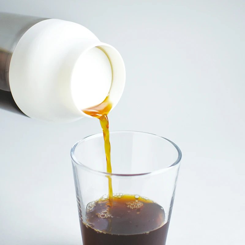 Capsule Cold Brew Karaffe weiß Kinto Capsule Cold Brew Karaffe Weiß -Eureka Kaffee Geschaft 103182 103182 kinto capsule cold brew karaffe wei einschenken