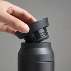 Kinto Travel Tumbler 500ml Black -Eureka Kaffee Geschaft 103199 103199 kinto travel tumbler 500ml black 2 hintergrund