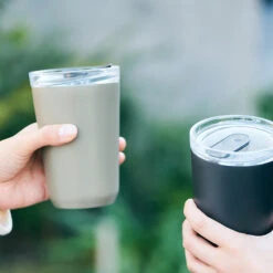 Kinto To-Go Tumbler 360 Ml Mit Stöpsel Khaki 3 Kinto To-Go Tumbler 360 Ml Mit Stöpsel Khaki -Eureka Kaffee Geschaft 105563 105563 kinto togotumbler 360ml with plug khaki 2