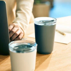 Kinto To-Go Tumbler 360 Ml Mit Stöpsel Khaki 4 Kinto To-Go Tumbler 360 Ml Mit Stöpsel Khaki -Eureka Kaffee Geschaft 105563 105563 kinto togotumbler 360ml with plug khaki 3