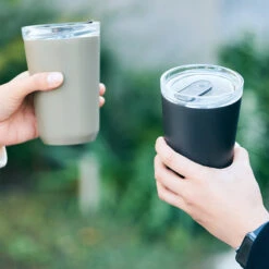 Kinto To-Go Tumbler 360 Ml Mit Stöpsel Schwarz 3 Kinto To-Go Tumbler 360 Ml Mit Stöpsel Schwarz -Eureka Kaffee Geschaft 105564 105564 kinto togotumbler 360ml with plug black 2