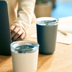 Kinto To-Go Tumbler 360 Ml Mit Stöpsel Silber -Eureka Kaffee Geschaft 105566 105566 kinto togotumbler 360ml with plug silver 2